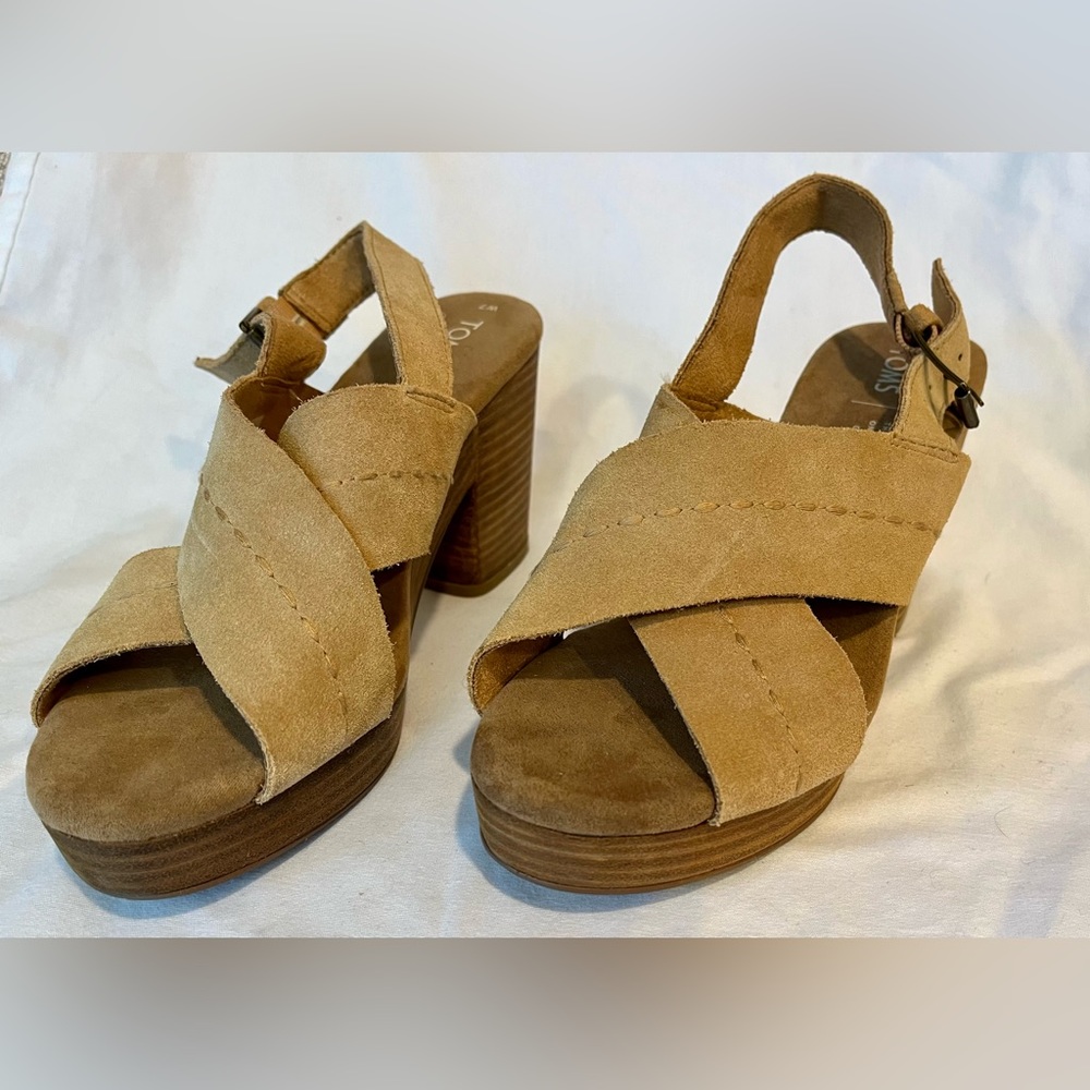 Tom’s platform wedge sandal. Tan, Women’s Size 7
